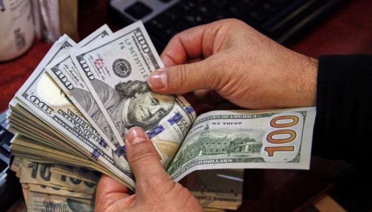 210-114410-dollar-heads-weekly-gains-lower-rate-cut_700x400