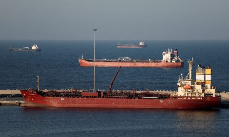 oil-tankers-strait-of-hurmoz-2-730x438